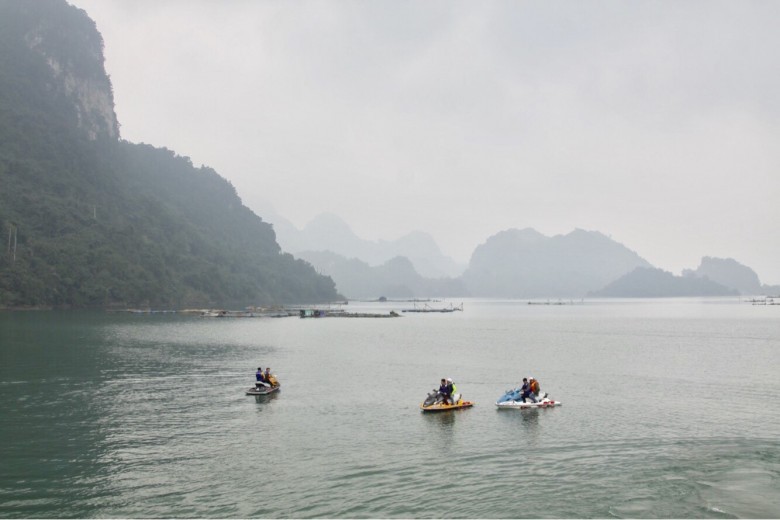 Du ngoạn ngắm cảnh trên lòng hồ Hòa Bình hùng vĩ, thơ mộng