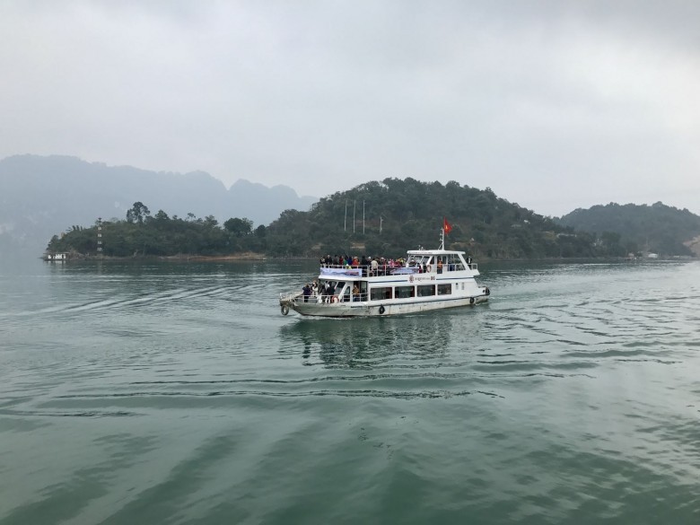 Du ngoạn ngắm cảnh trên lòng hồ Hòa Bình hùng vĩ, thơ mộng