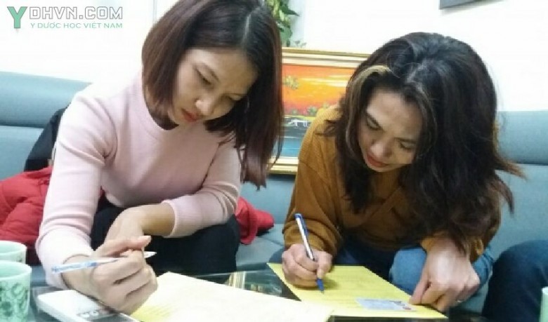 Chị Nguyễn Thị Thìn (bên phải) đăng ký hiến mô, tạng sau khi chế, chết não. Ảnh: Trung tâm điều phối quốc gia về ghép bộ phận cơ thể người. 