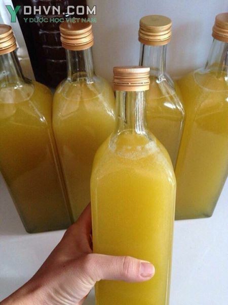 Mật ong được đóng vào các chai thủy tinh để bảo quản