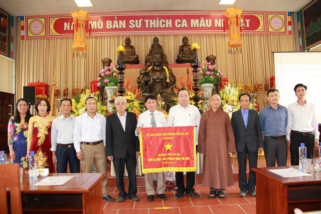 Hội Đông y Huyện Sóc Sơn đón nhận cờ do UBND TP.Hà Nội tặng - đơn vị thi đua xuất sắc