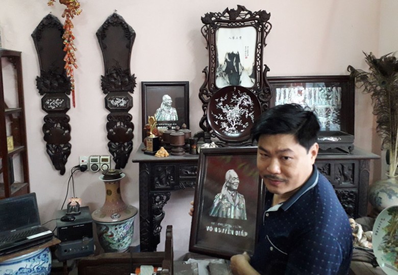 Nghệ nhân Trần Đình Hà (làng nghề khảm trai xã Chuyên Mỹ) giới thiệu về tác phẩm khảm trai chân dung Đại tướng Võ Nguyên Giáp