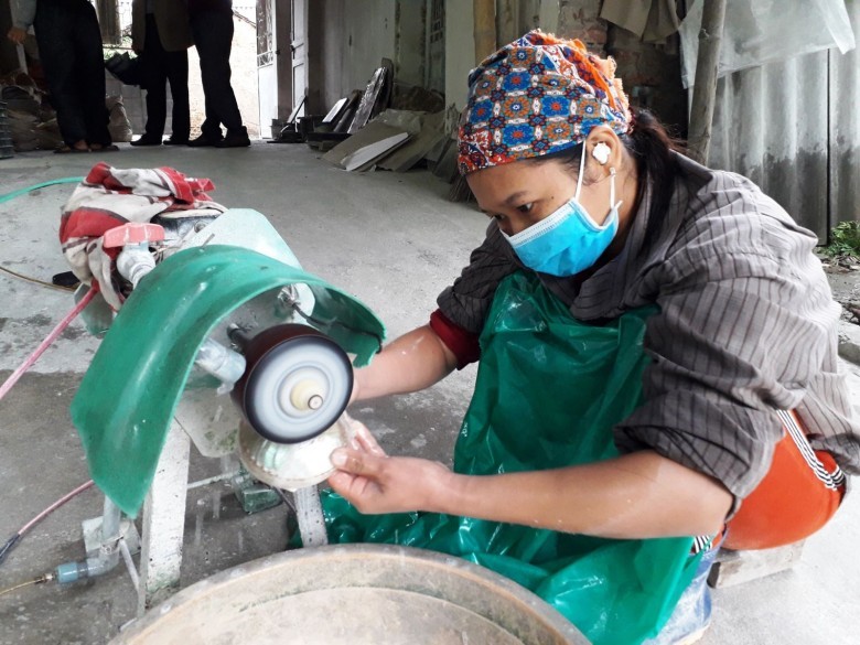 Chế tác quà lưu niệm ở làng nghề khảm trai xã Chuyên Mỹ