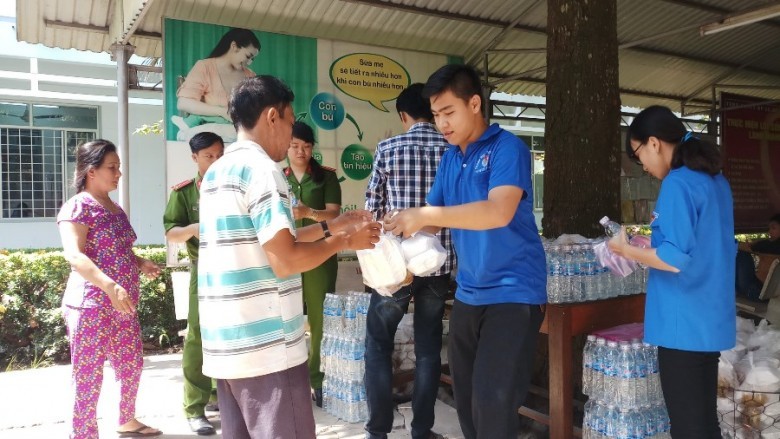Những suất cơm chay được tặng đến bệnh nhân nghèo