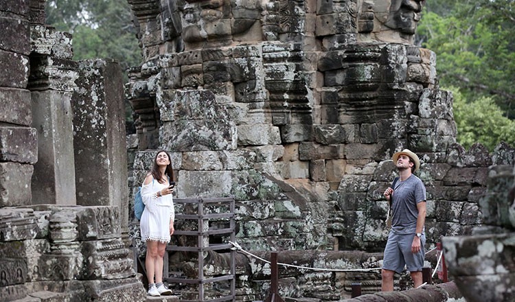 Các tour du lịch tới các ngôi đền Angkor rất thu hút khách du lịch.