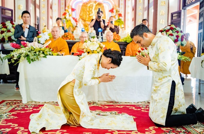 Cụ thể là người vợ phải biết “cung kính” chồng như pháp và người chồng cũng biết “đối đãi” với vợ đúng pháp.