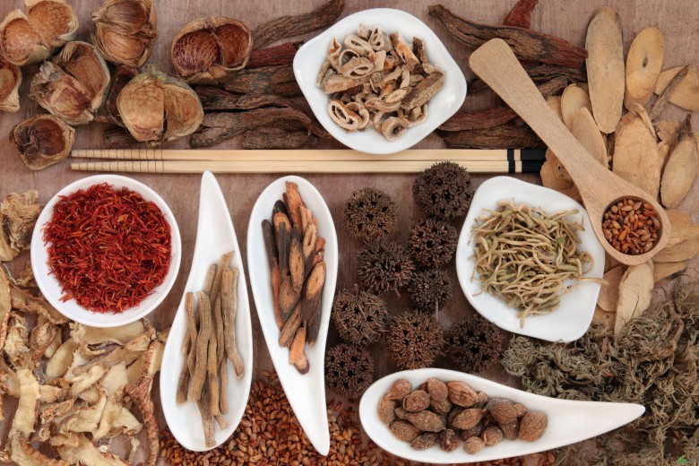 Phương pháp điều trị là giải biểu, tán hàn (ôn hàn táo thấp hay ôn trung táo thấp), phương hương hóa trọc. Sau đây là một số bài thuốc Nam thường dùng trị đau bụng tiêu chảy do lạnh.
