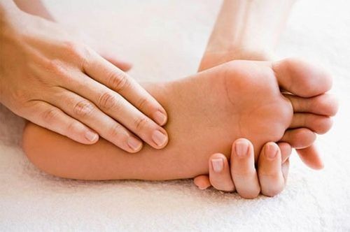 Sau đây là những lợi ích của việc xoa tinh dầu lên lòng bàn chân.