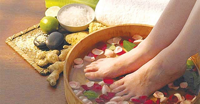 Nhiệt lượng giảm khiến tay chân bạn bị lạnh, đau nhức các khớp vùng chi. Ngâm chân nước ấm thảo dược trong khoảng thời gian 10 đến 15 phút  giảm đau nhức khớp, khí huyết lưu thông, làm ấm đôi chân, giúp bạn dễ ngủ và ngủ ngon.