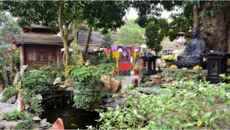 Chùa Vạn Niên nằm ven bờ phía tây hồ Tây
