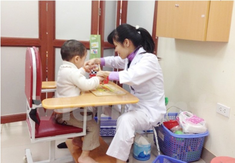 Một trong những dấu hiệu phổ biến của trẻ tự kỷ là rối loạn về ngôn ngữ.