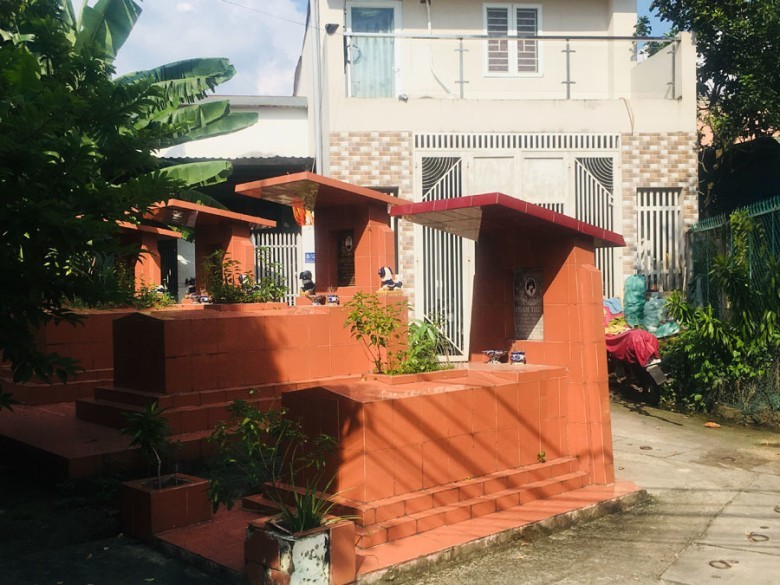 Mộ trước cửa