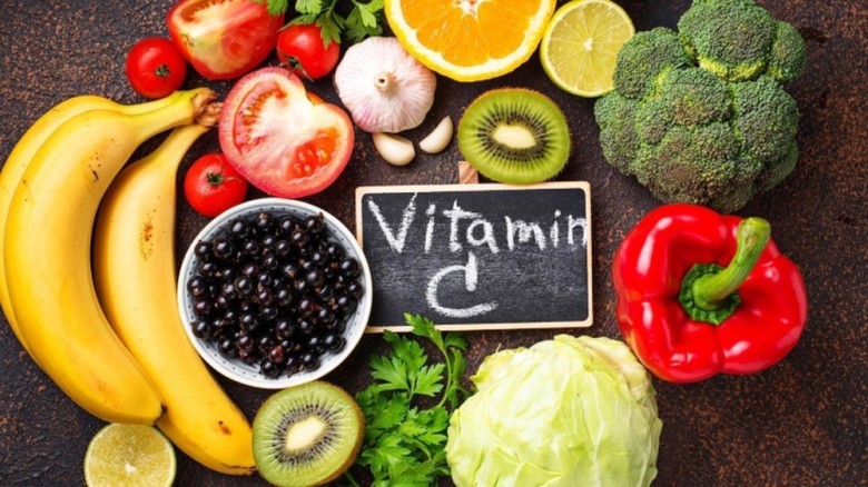Ăn các loại thực phẩm giàu vitamin C và nấm để phòng tránh cảm cúm từ gốc