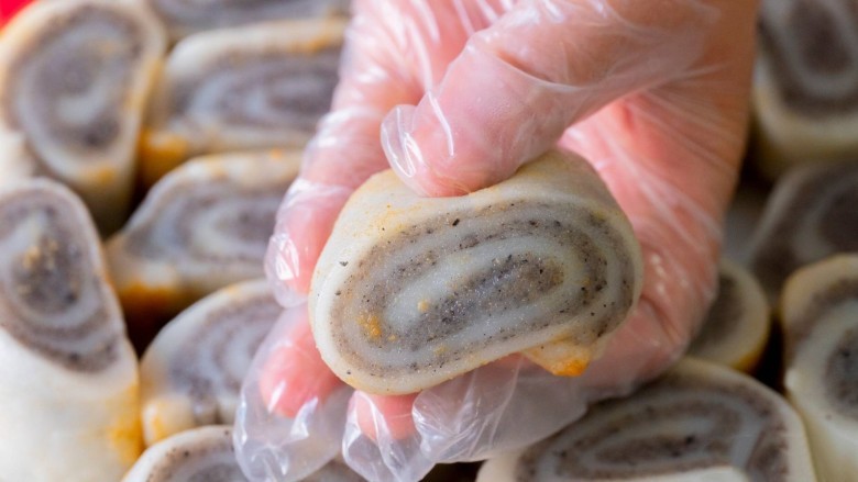 3. Bánh mè đen (vừng đen)