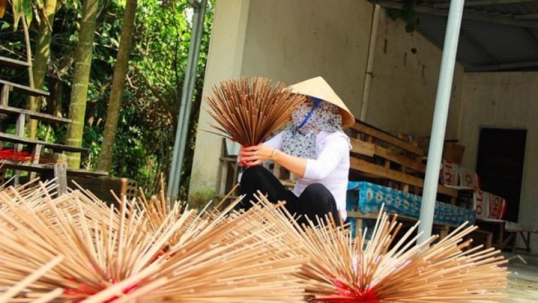 Về làng sản xuất Hương Trầm thủ công ngửi vị Tết