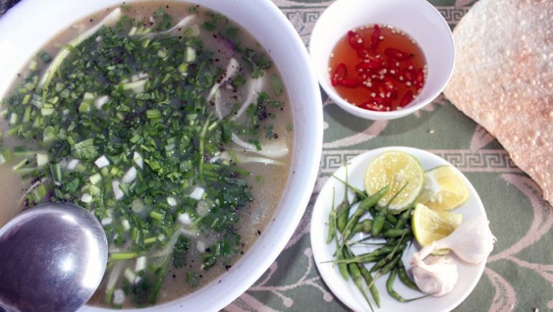 Cháo hàu, hàu xào mướp và bánh tráng nướng