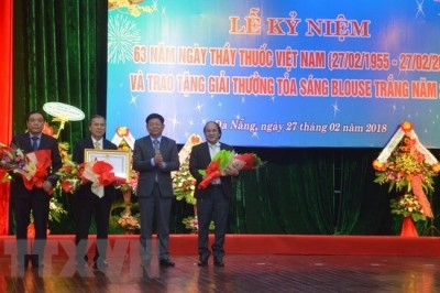 Tôn vinh các y, bác sỹ trong sự nghiệp chăm sóc sức khỏe nhân dân