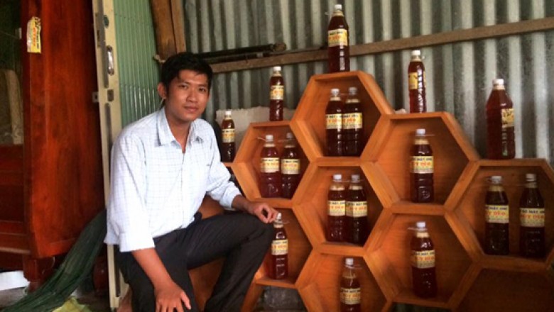Thanh niên 9X nuôi ong ngoại giữa rừng tràm Đồng Tháp Mười