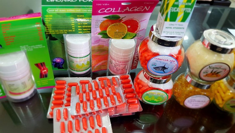 Tiêu hủy 2 tấn thực phẩm chức năng 'bẩn'được ghi nhãn là dầu gấc, tinh chất nghệ nano, OMEGA, COLLAGEN, VTM-Gluco, viên Gelatin 