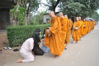 Hỏi đáp Phật học: Cúng dường là gì