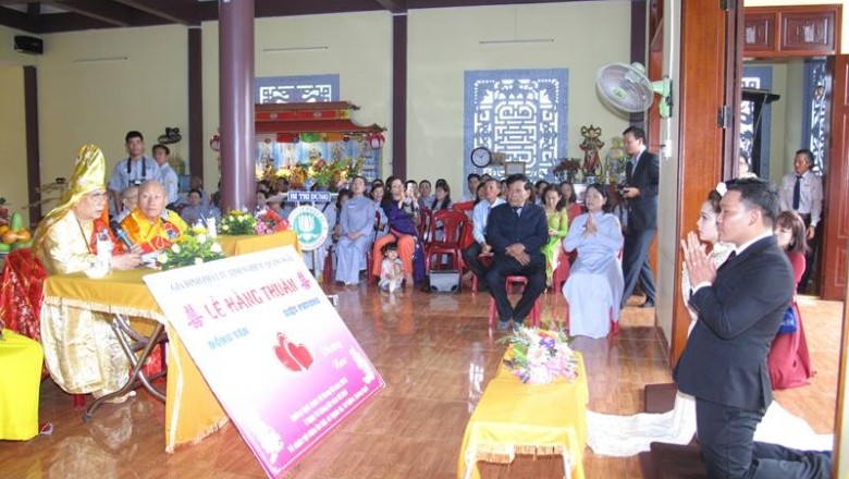 Hai Phật tử tổ chức lễ hằng thuận tại chùa An Hội