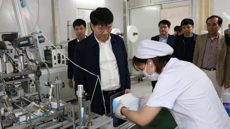Nhà sản xuất nói vẫn bán 30.000đ/hộp khẩu trang, người dân có thể mua tối đa 10 hộp