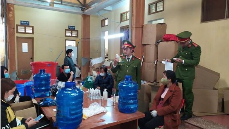 Phát hiện cơ sở sản xuất hàng ngàn chai nước rửa tay chống virus corona giả
