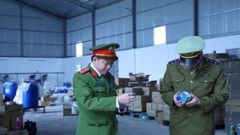 Thu giữ hàng nghìn chai nước rửa tay khô không công bố tiêu chuẩn chất lượng