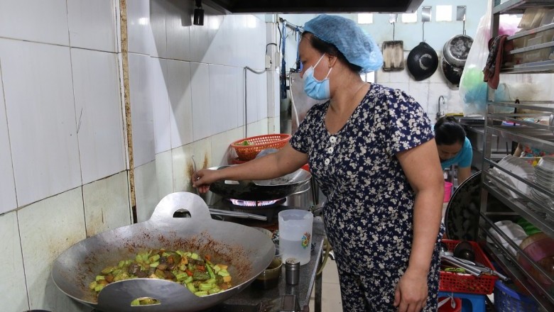 Ấm lòng phần cơm chay miễn phí tặng người nghèo mùa dịch
