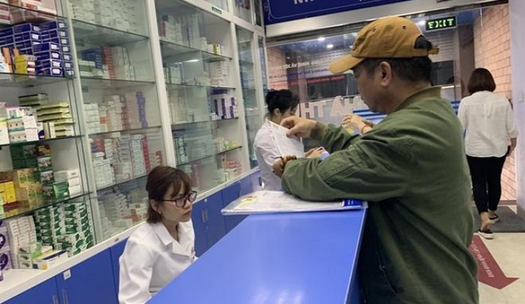 Người đến mua thuốc ho, sốt, nhà thuốc phải hướng dẫn khai báo y tế điện tử