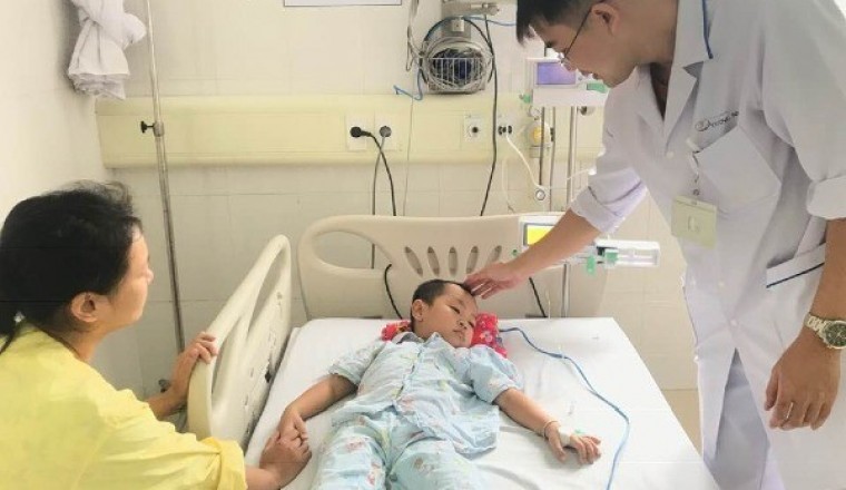 Bé 4 tuổi nguy kịch vì chữa táo bón bằng lá lộc mại