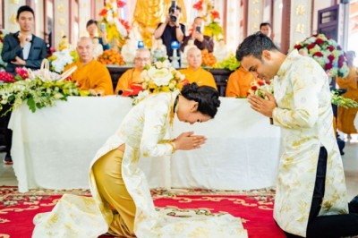 Hạnh phục gia đình: Vợ chồng phải cung kính nhau