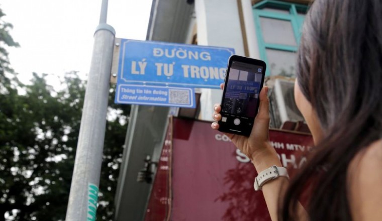 Bảng tên đường gắn mã QR code
