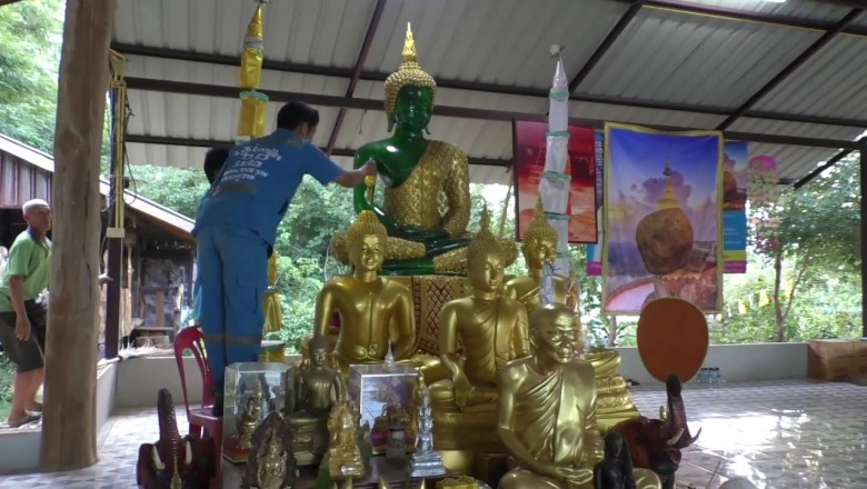 Phát hiện một chú rắn leo lên tượng Phật và không muốn rời đi