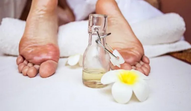 Tác dụng thần kỳ của việc thoa tinh dầu lên lòng bàn chân khi ngủ