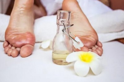 Tác dụng thần kỳ của việc thoa tinh dầu lên lòng bàn chân khi ngủ