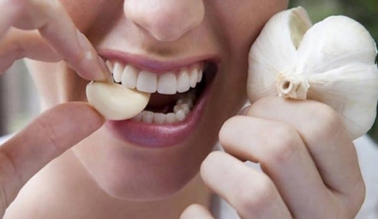 Ăn tỏi sống và tỏi đã chín có tác dụng, tác hại gì?
