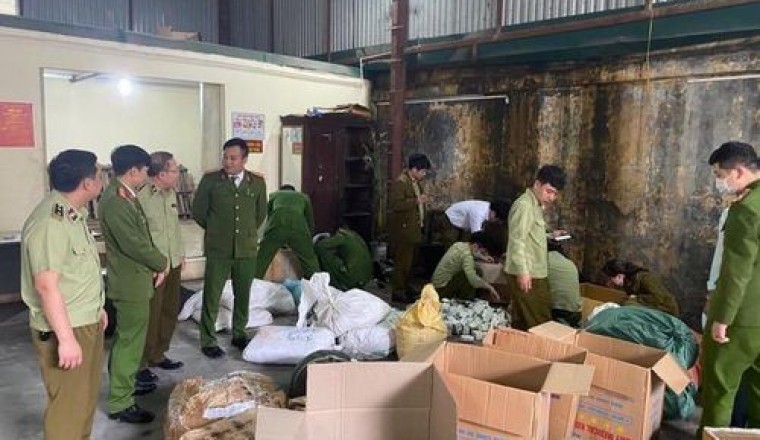 Kinh hoàng: Bắt quả tang cơ sở đang gia công thuốc đông y chữa bệnh phụ khoa, bệnh xoang, mất ngủ, bệnh trĩ nghi giả tại Phủ Lý, Hà Nam