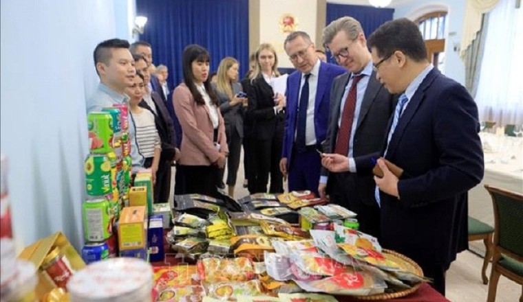 Phái đoàn Nga đến sứ quán Việt Nam bàn buôn bán nông, thủy sản nhiều hơn