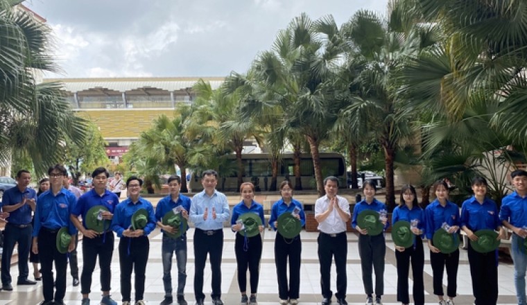 Thầy thuốc khám chữa bệnh và cấp thuốc miễn phí cho bà con vùng xa tỉnh Bắc Kạn