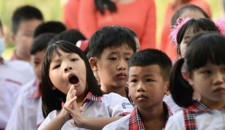 Với trẻ, đi học sớm là tra tấn