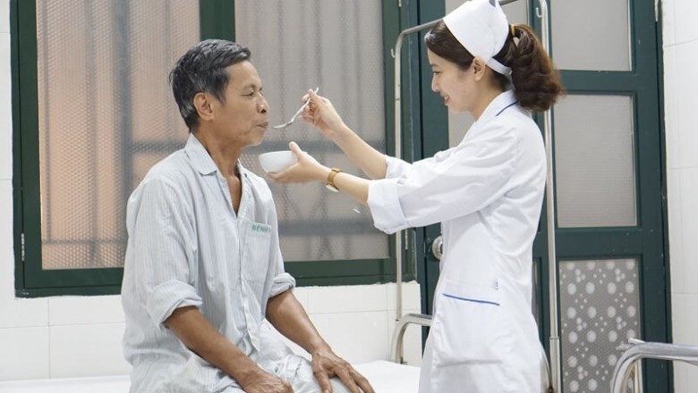 Y sĩ có được cấp giấy phép hành nghề?
