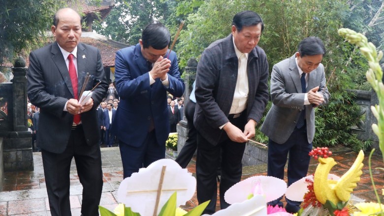 Dâng hương tưởng niệm Đại danh y Hải Thượng Lãn Ông Lê Hữu Trác