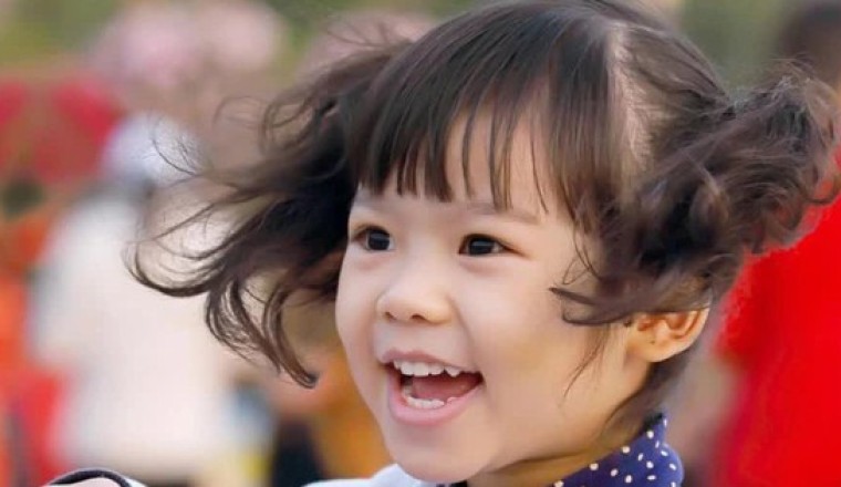 Cha mẹ rất may mắn nếu con mình sở hữu 4 đặc điểm này, đi tới đâu cũng được mọi người yêu quý