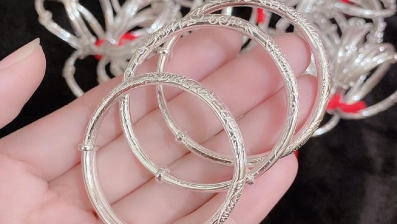 Vòng Tay Bạc Có Thực Sự Giúp Tránh Gió Và Giải Độc?